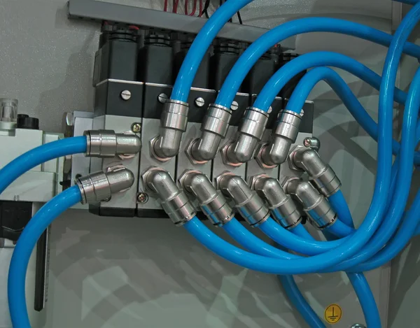 Mavi kablo metalik bağlantı kavramı — Stok fotoğraf