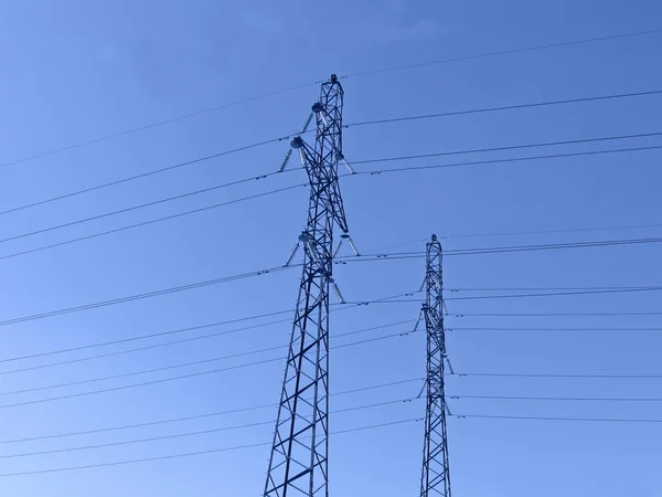 电气各种电力线、 电力塔 — 图库照片