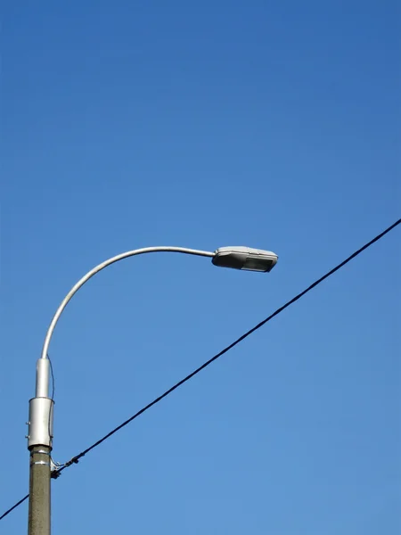 Napájení elektrických svítidel, kabely, modrá obloha — Stock fotografie