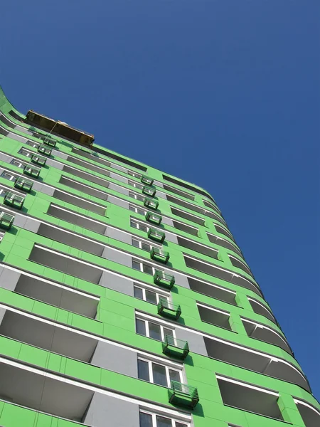 Nuevo edificio urbano alto, color verde —  Fotos de Stock