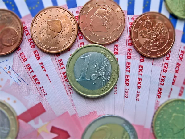 Багато десятків євро банкнот, цент — стокове фото