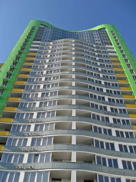 Nowy miejski budynek wysoki, zielony kolor — Zdjęcie stockowe