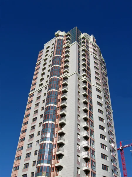 Bir kentsel yüksek cam yansıtıcı bina — Stok fotoğraf
