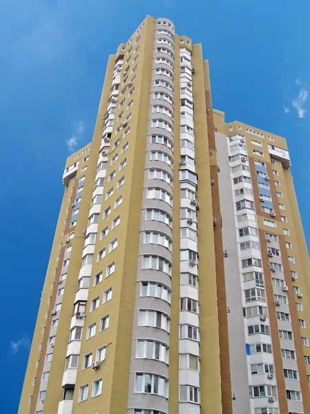 Um edifício urbano alto, tijolo amarelo, b — Fotografia de Stock