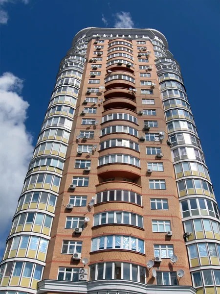 Um edifício urbano alto, tijolo vermelho, alto — Fotografia de Stock