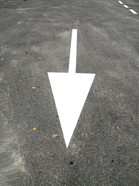 Panneau de direction blanc, rue asphaltée — Photo