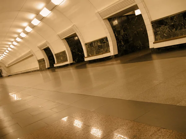 Niemand, perspektivisch fluoreszierende U-Bahn — Stockfoto