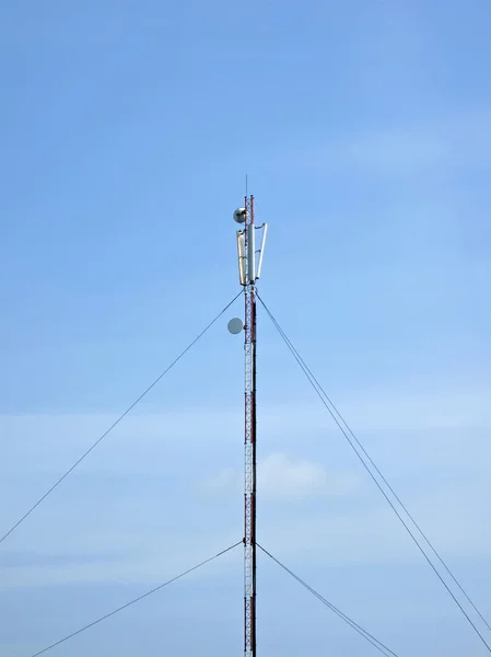 Satelliet pyloon, telecommunicatie — Stockfoto