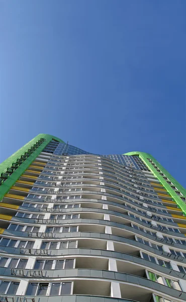 Új városi magas épület, zöld színű, bl — Stock Fotó
