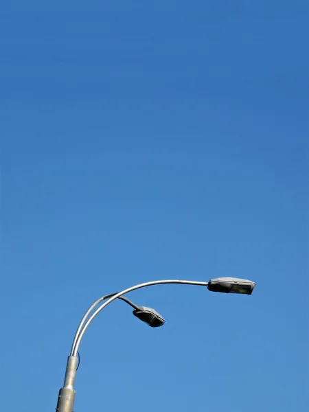 Lâmpadas elétricas de energia, fios, céu azul — Fotografia de Stock