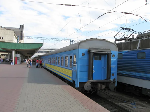 Gare centrale avec train bleu — Photo