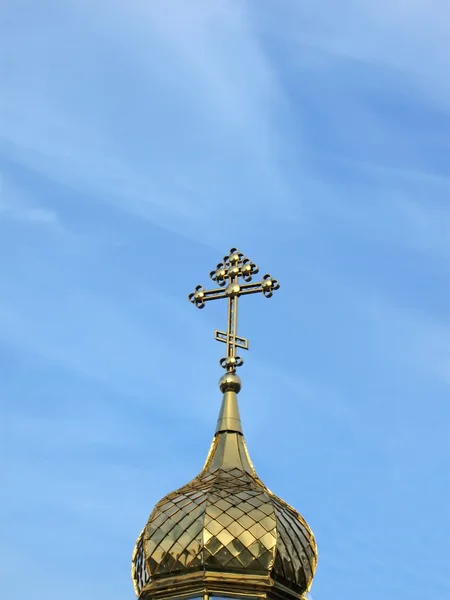 Χρυσό θρησκευτικό σημάδι στο γαλάζιο ουρανό, τα σύννεφα — Φωτογραφία Αρχείου