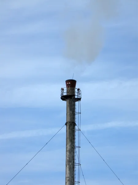 Rury pylone, pary smogu, niebo, chmury — Zdjęcie stockowe