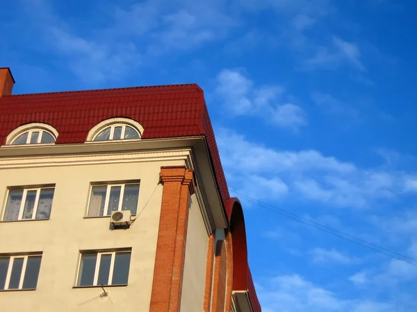 Новое красочное желтое здание, красная крыша — стоковое фото