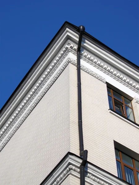 Edifício de tijolos brancos, céu azul — Fotografia de Stock