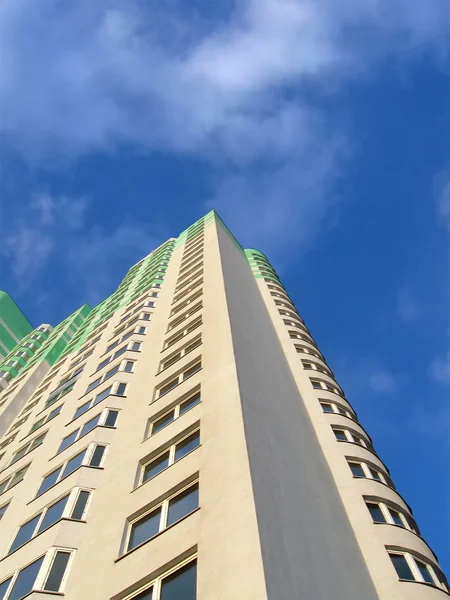 Nové barevné zelená budova, modrá obloha — Stock fotografie