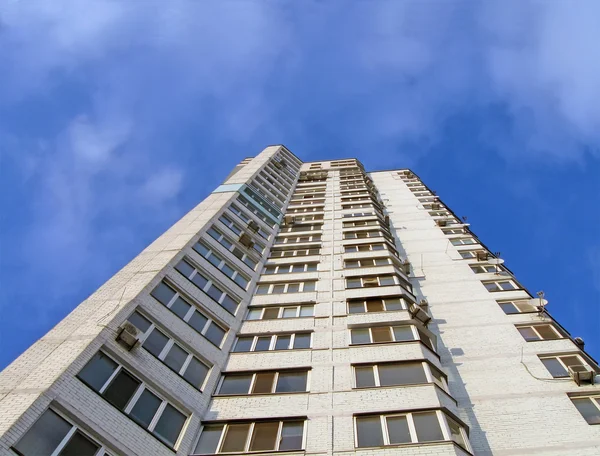 Cegły wysokiej budynku, Błękitne niebo — Zdjęcie stockowe