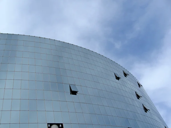 Edifício de escritório reflexivo de vidro, céu — Fotografia de Stock