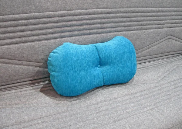 Buntes blaues Kissen, graues Sofa, textile Details. — Stockfoto