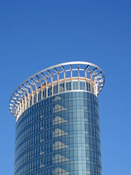 Edificio riflettente in vetro alto, finestre — Foto Stock