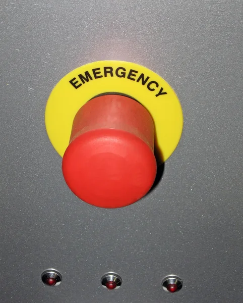 Červené tlačítko na kovovém povrchu, bezpečnost — Stock fotografie