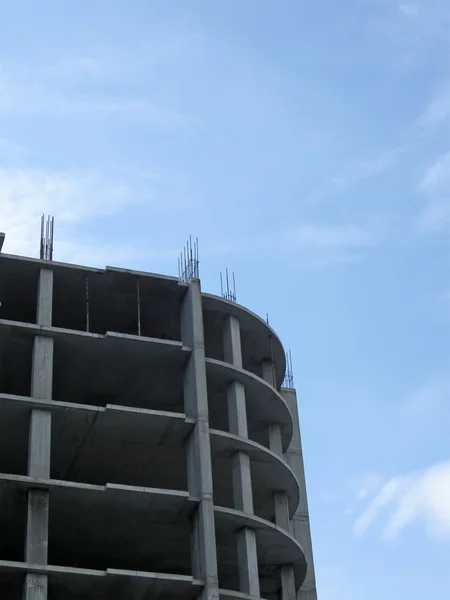 青い空に高層ビルのシルエット — ストック写真