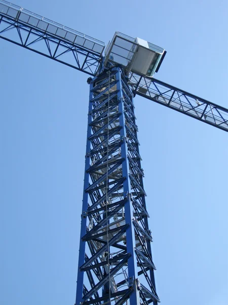 Высокий крановый силуэт на ярко-голубом небе — стоковое фото