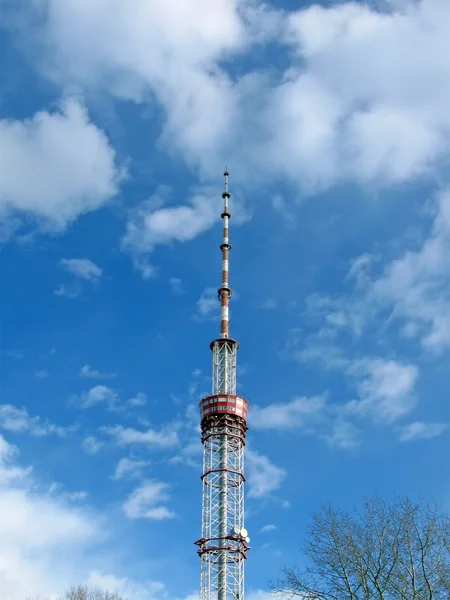 Telekomünikasyon pylone, mavi gökyüzü — Stok fotoğraf