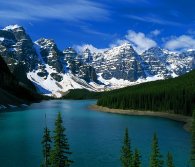 Banff Ulusal Parkı 'ndaki Moraine Gölü, Alberta, Kanada