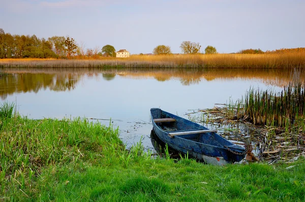 Річка і човен — стокове фото
