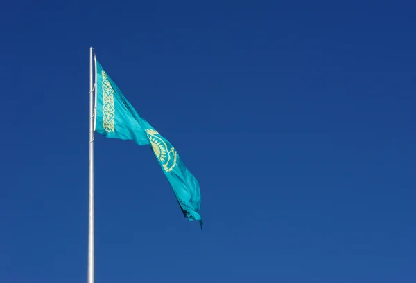 Vlag van Kazachstan tegen de hemel Rechtenvrije Stockafbeeldingen