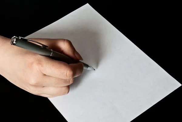 Frau schreibt auf ein leeres Blatt Papier — Stockfoto