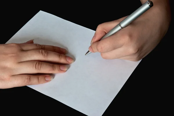 Kvinna skriver på ett tomt pappersark — Stockfoto