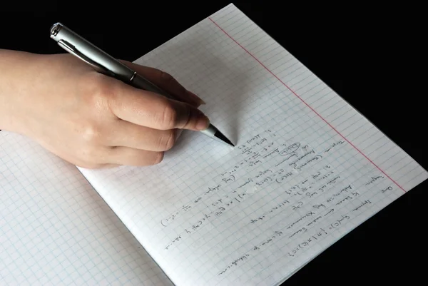 Mujer escribiendo en un cuaderno de la escuela — Foto de Stock