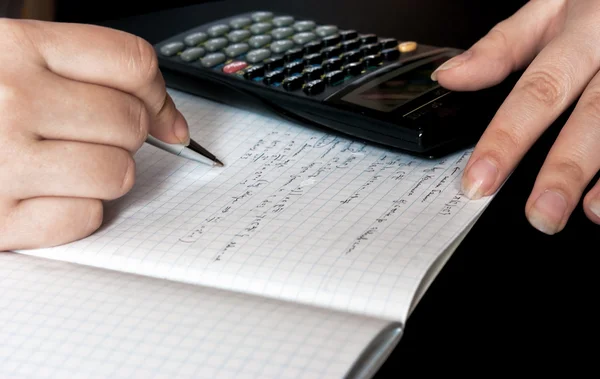 Woman counting with a calculator — Stock Photo, Image
