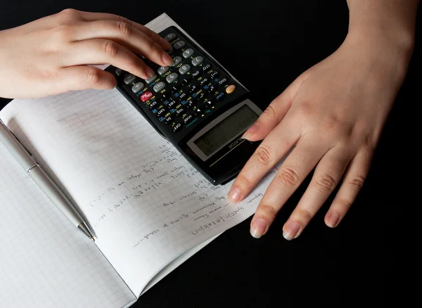 Vrouw tellen met een rekenmachine Stockfoto