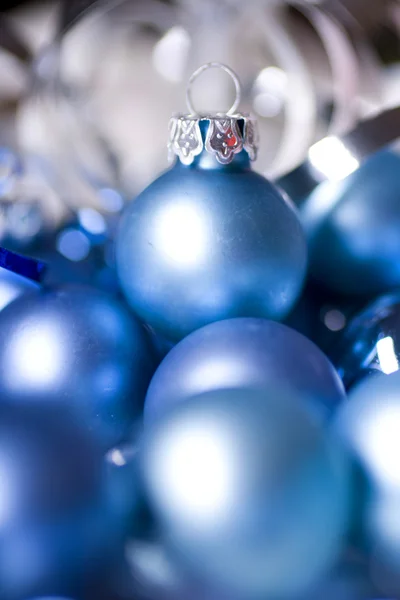 Mavi cam Noel topları