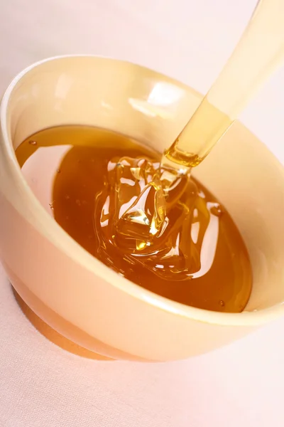 Miel dans un pot en verre isolé — Photo