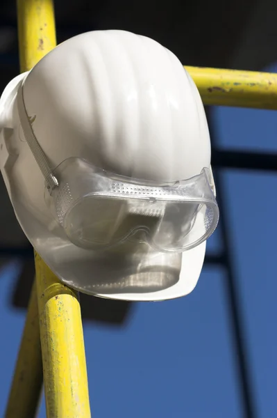 Weißer Helm und Brille — Stockfoto