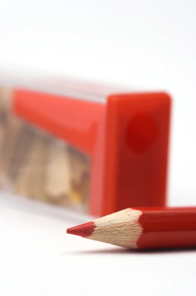Червоний олівець і точилка — стокове фото