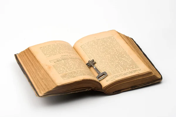 Ключ и книга — стоковое фото
