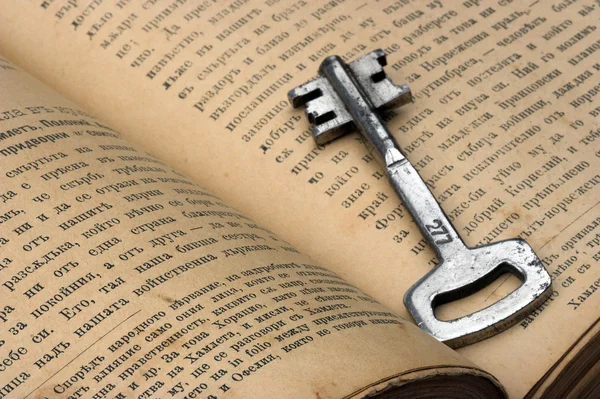 Schlüssel und Buch — Stockfoto