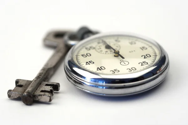 Relógio e chave — Fotografia de Stock