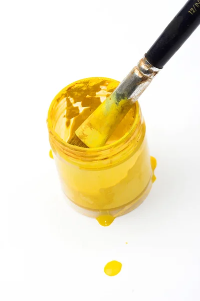 Tinta e pincel amarelo — Fotografia de Stock