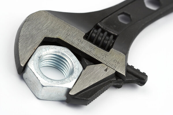 Гайка и гаечный ключ