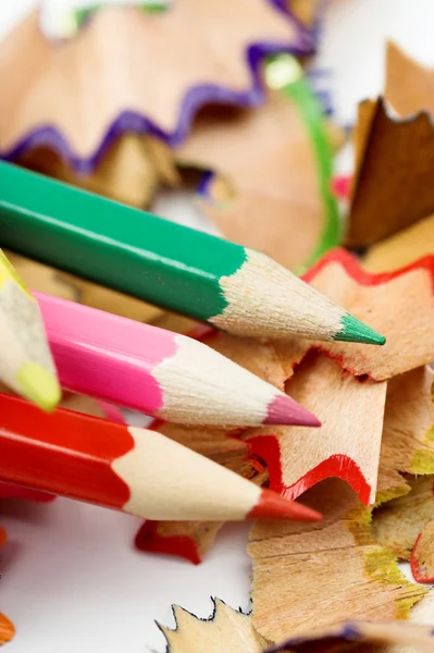 Renkli kalemler ve cips — Stok fotoğraf
