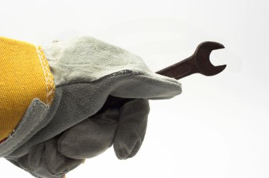 İngiliz anahtarı ve deri eldiven