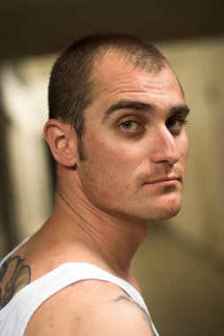 Genç dövmeli adam
