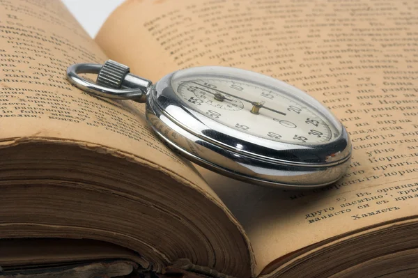Horloge en boek — Stockfoto