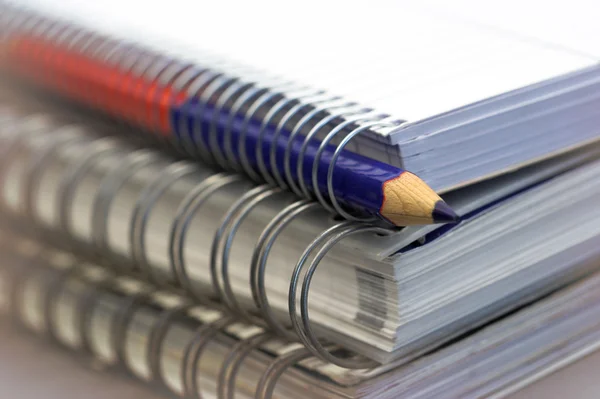Notizbücher und Bleistift — Stockfoto